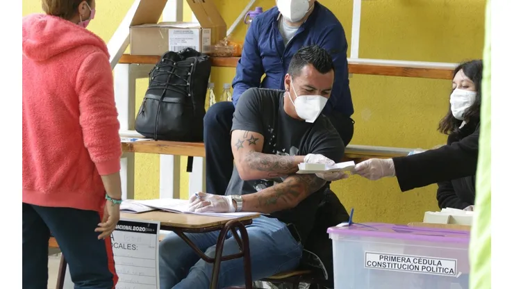 Esteban Paredes como vocal de mesa en el pasado plebiscito.