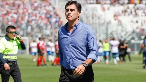 Gustavo Quinteros en el Monumental enfrentando a Colo Colo en el 2019.