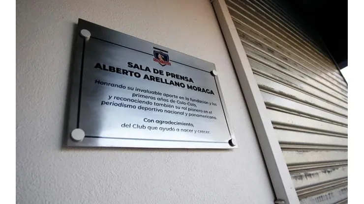 La placa quedó instalada en el acceso a la sala de prensa del Monumental | Foto: Colo Colo Oficial
