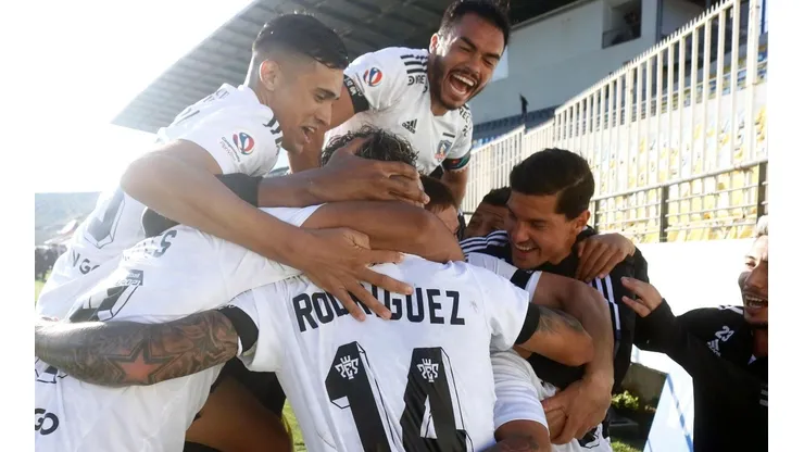 Colo Colo busca dormir como puntero esta noche.