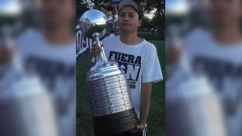Edmundo Valladares con la Copa Libertadores en sus manos.