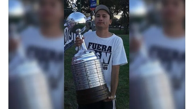 Edmundo Valladares con la Copa Libertadores en sus manos.