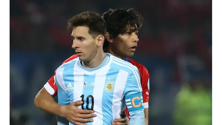 Matías Fernández junto a Messi en la final de la Copa América 2015.