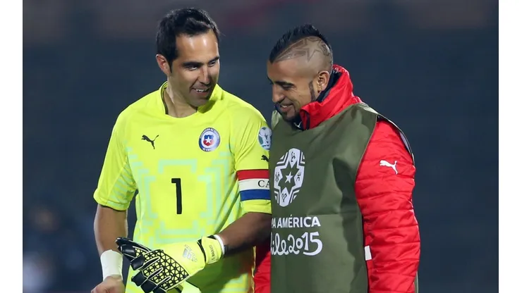 Arturo Vidal igual a Claudio Bravo
