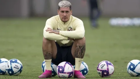 Nicolás Castillo ataca a Colo Colo