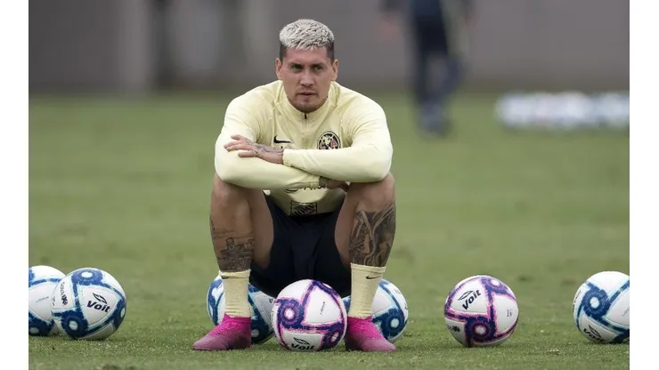 Nicolás Castillo ataca a Colo Colo