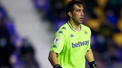 Claudio Bravo será titular en el Betis.