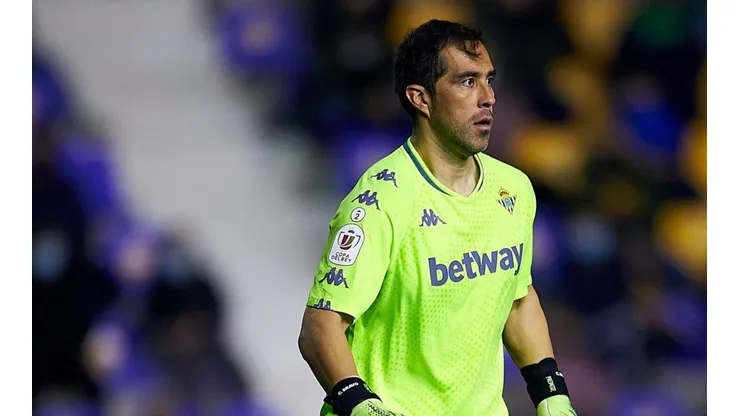 Claudio Bravo será titular en el Betis.