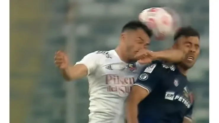 El codazo que sacó con una roja directa a Gabriel Suazo.