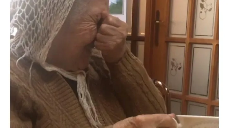 La abuelita no dio más de la emoción tras el gol de Iván Morales.
