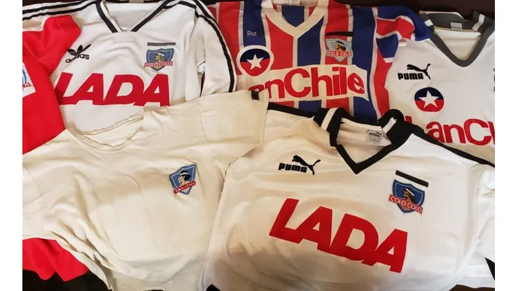 Distintos modelos y colores han marcado las camisetas de Colo Colo en su historia.