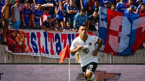 Paredes y los azules viendo el 7 en su espalda tras su increíble golazo.