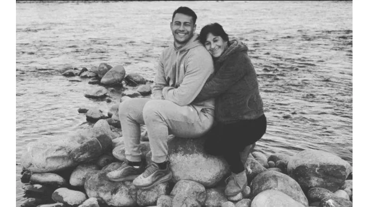 Iván Morales junto a su madre.
