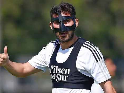 Fuentes vuelve a las prácticas con llamativa máscara