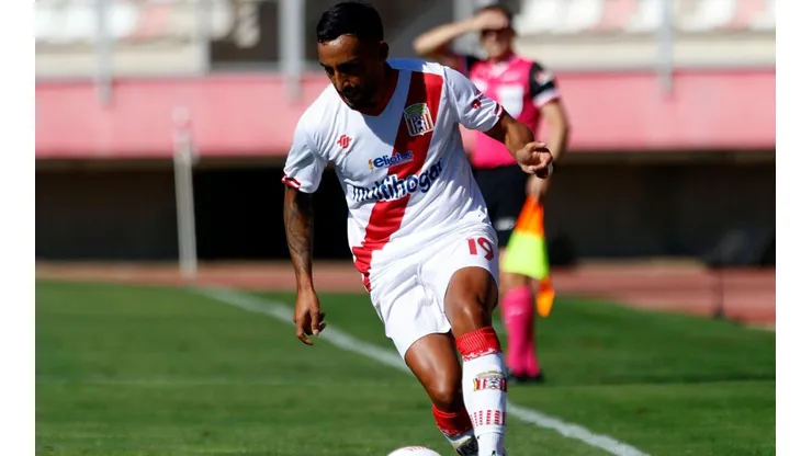 Ronald de la Fuente jugador de Curicó | Foto: Agencia Uno