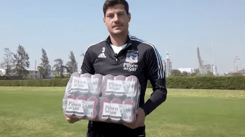 Miiko Albornoz recibiendo el regalo de Pilsen del Sur.