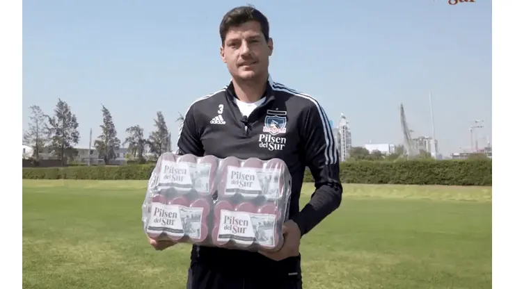 Miiko Albornoz recibiendo el regalo de Pilsen del Sur.
