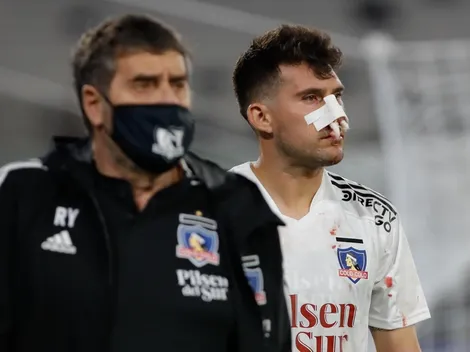 César Fuentes sale de la cancha tras un grosero codazo de Martínez