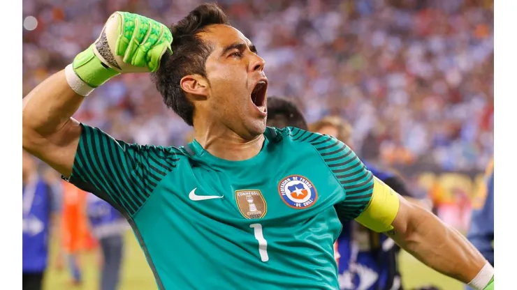 Claudio Bravo es capitán de la Roja