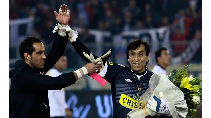 Roberto Rojas junto a Claudio Bravo, uno de los granes porteros nacidos de Colo Colo.