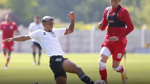 El juvenil Daniel Gutierrez vio acción en la defensa ante Curicó.