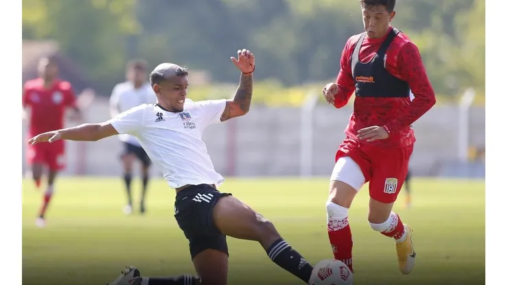 El juvenil Daniel Gutierrez vio acción en la defensa ante Curicó.