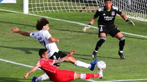 El rendimiento de Falcón en Colo Colo llamó la atención en Uruguay | Foto: Agencia Uno