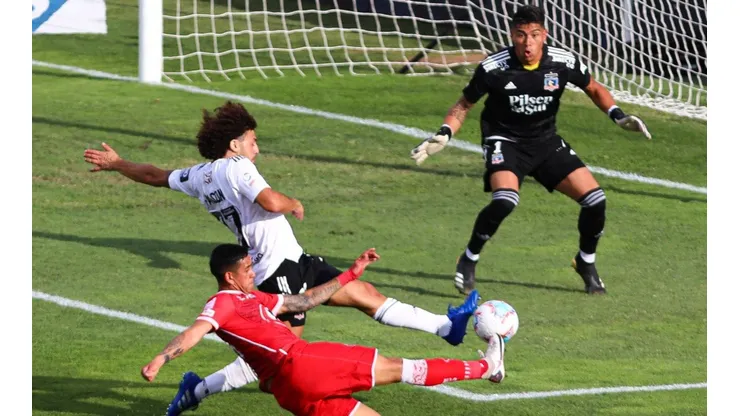 El rendimiento de Falcón en Colo Colo llamó la atención en Uruguay | Foto: Agencia Uno