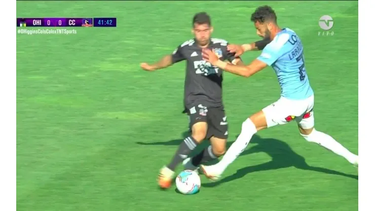 El planchazo de Larrondo que le costó la expulsión.