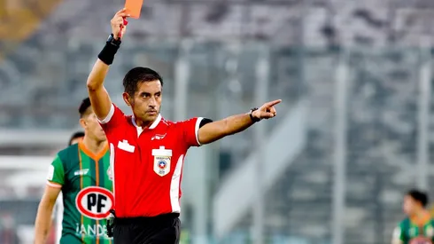 El juez del Colo Colo vs Cobresal no lo pasa bien.