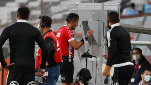 Francisco Gilabert revisó el VAR y no quiso cobrar un penal claro a Falcón.