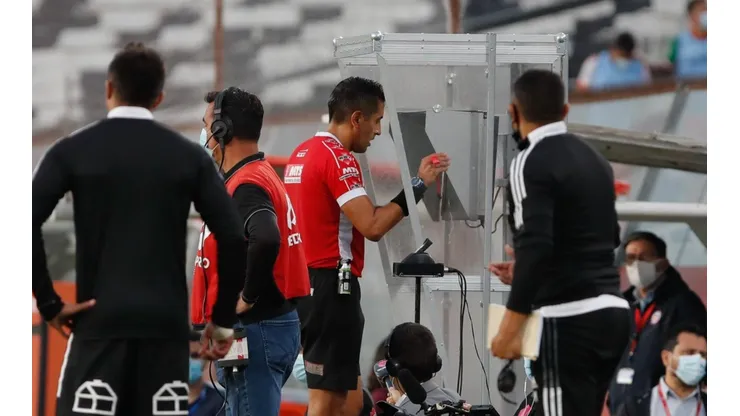Francisco Gilabert revisó el VAR y no quiso cobrar un penal claro a Falcón.