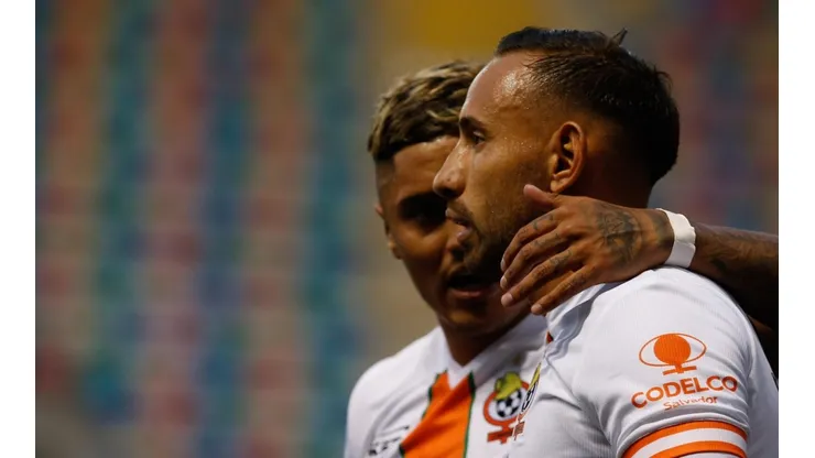 Cañete junto a Juan Carlos Gaete, otro jugador de Cobresal que ronda en Colo Colo.