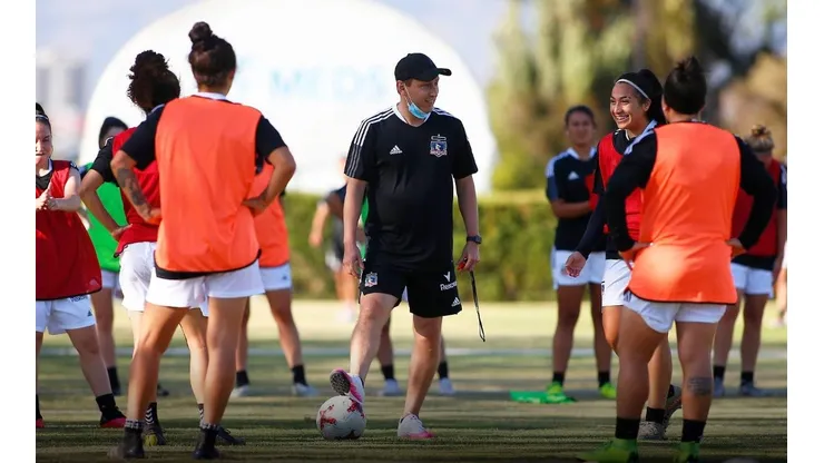 Lucho Mena asumió la dirección técnica del equipo femenino albo.