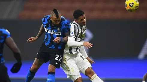 El Rey Arturo anotando la apertura de la cuenta en el Derbi