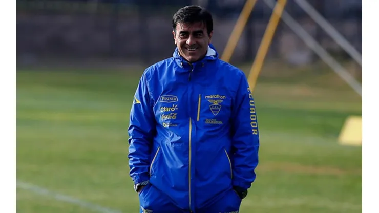 Gustavo Quinteros mientras dirigía a la Selección de Ecuador