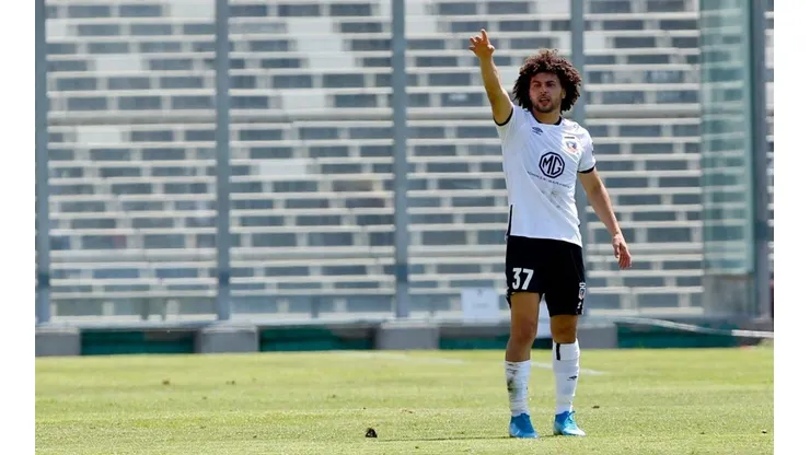 Maximiliano Falcón apoya a sus compañeros en la previa ante Everton | Foto: Agencia Uno
