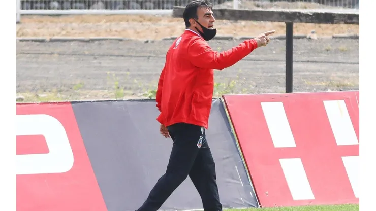 Gustavo Quinteros se equivocó en la planificación del partido ante Santiago Wanderers | Foto: Agencia Uno