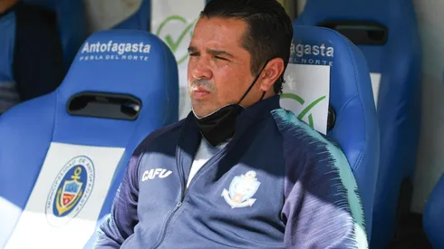 Héctor Tapia sufre en Antofagasta