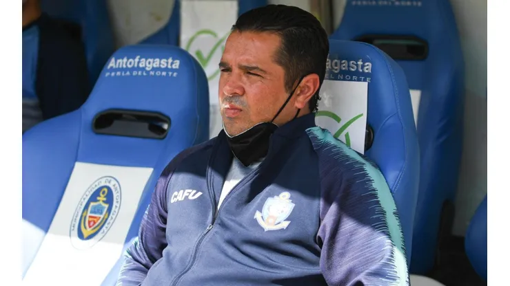 Héctor Tapia sufre en Antofagasta