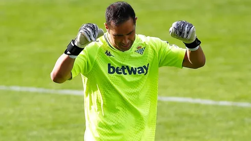 Claudio Bravo fue titular en el clásico sevillano