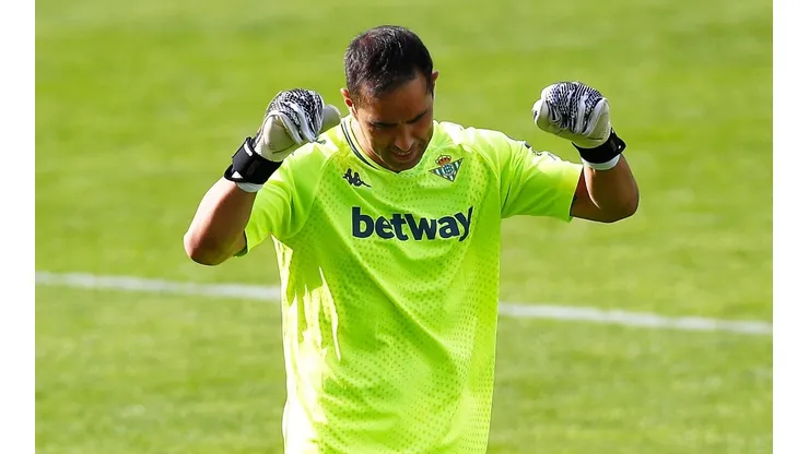Claudio Bravo fue titular en el clásico sevillano