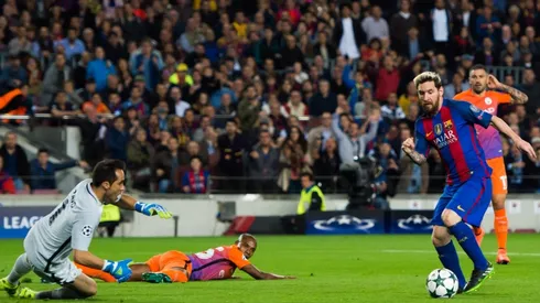 Messi le marcó a Bravo en el partido entre Real Betis y Barcelona.