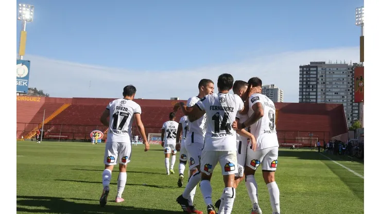 Gustavo Quinteros confirmó la oncena titular para enfrentar a la UC | Foto: Agencia Uno