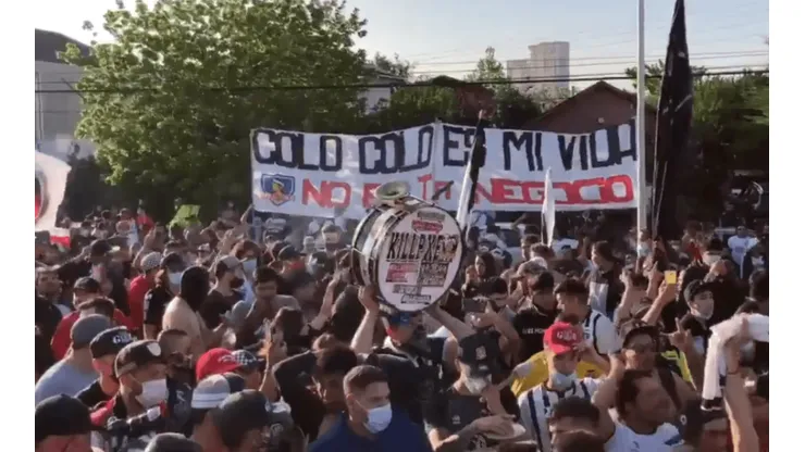 Los hinchas buscan maneras de dar su aliento a Colo Colo lejos de las canchas.