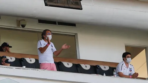 Aníbal Mosa evalúa entregar un premio a los jugadores | Foto: Agencia Uno