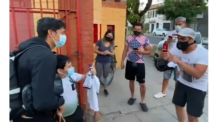 El volante compartió con los hinchas en el Santa Laura