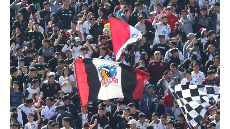 Los hinchas buscan la manera de hacer llegar su aliento a Colo Colo.