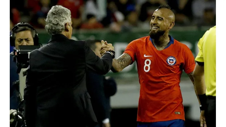 Reinaldo Rueda se despidió de Arturo Vidal | Foto: Agencia Uno