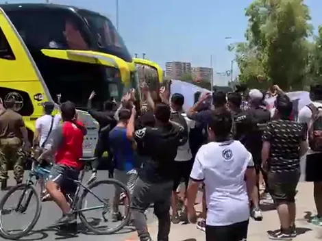 Vídeo: Hinchas dan su apoyo a Colo Colo antes de viajar a Talcahuano